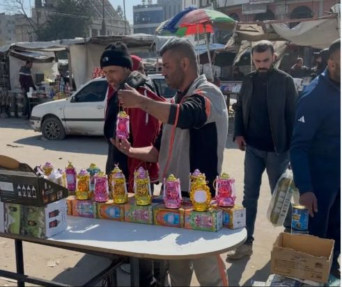 وسط الدمار ومآسى الحرب.. أهالى غزة يصرون على نشر الفرحة بشهر رمضان