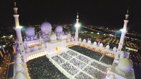 80.000 صائم على مائدة جامع الشيخ زايد يومياً