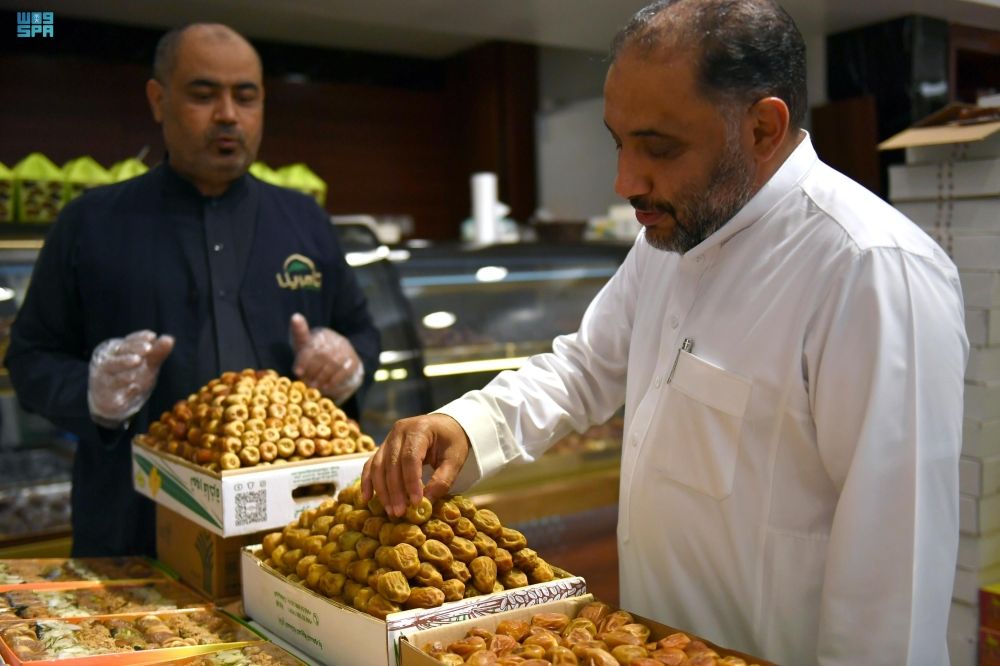 أسعار مقبولة وأجود الأنواع.. نشاط في أسواق التمور بجدة مع قرب رمضان