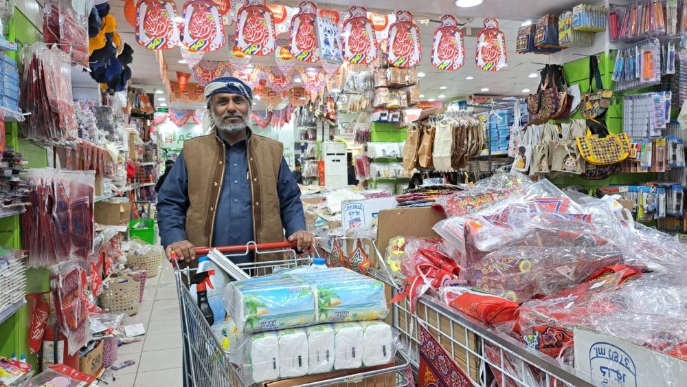 صور| بالفوانيس والأواني المنزلية.. استعدادات رمضان تشعل الأسواق