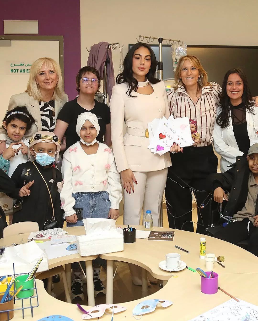 جورجينا تفاجئ أطفال مرضى السرطان في مستشفى الملك فيصل التخصصي.. صور
