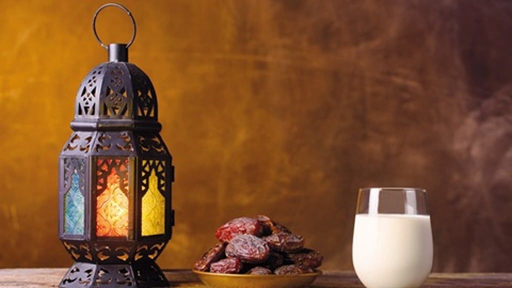 من التمر والحليب إلى الوجبة المتكاملة.. خبراء يقدمون أفضل الأطعمة للإفطار والسحور