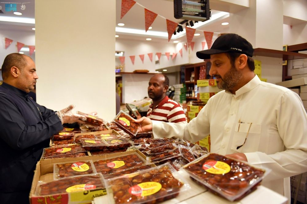 أسعار مقبولة وأجود الأنواع.. نشاط في أسواق التمور بجدة مع قرب رمضان