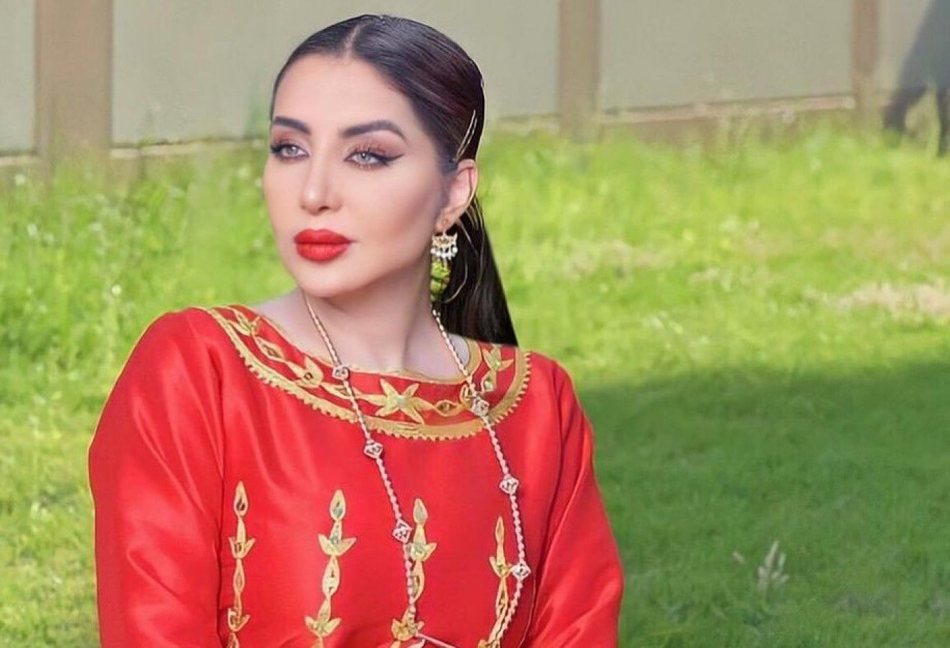 تسريحات شعر مرفوعة أنيقة تناسب إطلالتك بالعباية على طريقة النجمات