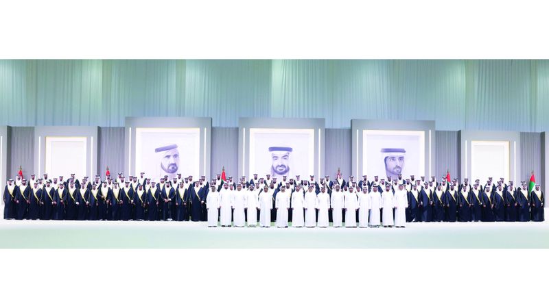 الامارات | منصور بن محمد يحضر العُرس الجماعي لـ 150 عريساً من موظفي «إقامة دبي» و«جمارك دبي»