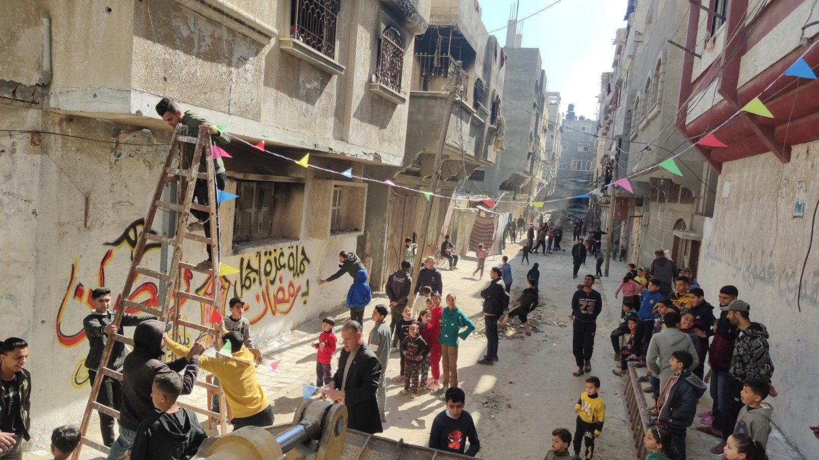 الفلسطينيون يشاركون بحملة غزة أجمل فى رمضان ابتهاجاً بالشهر المبارك