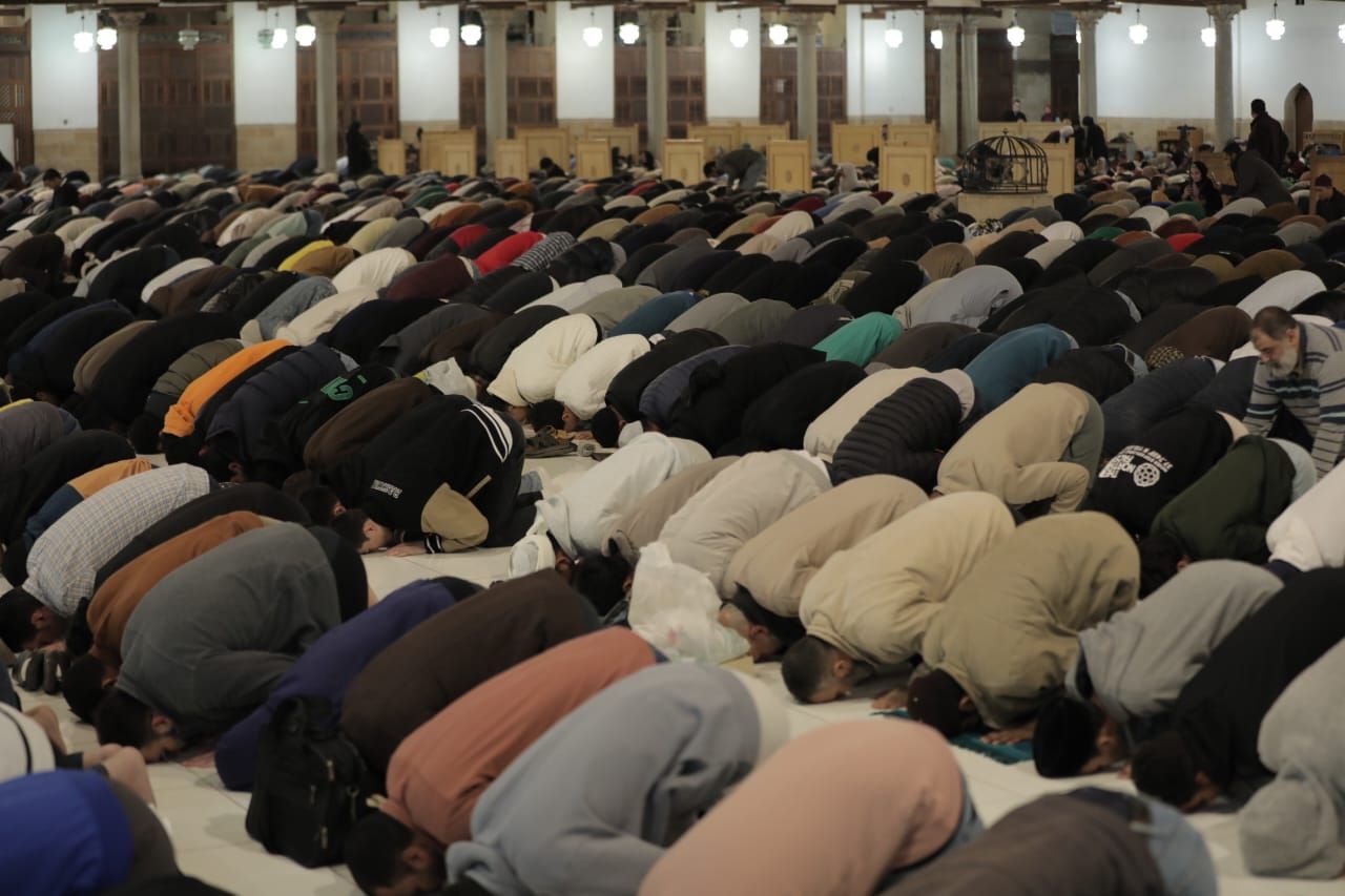 الآلاف يؤدون صلاة تراويح الليلة الأولى من شهر رمضان فى الجامع الأزهر.. صور
