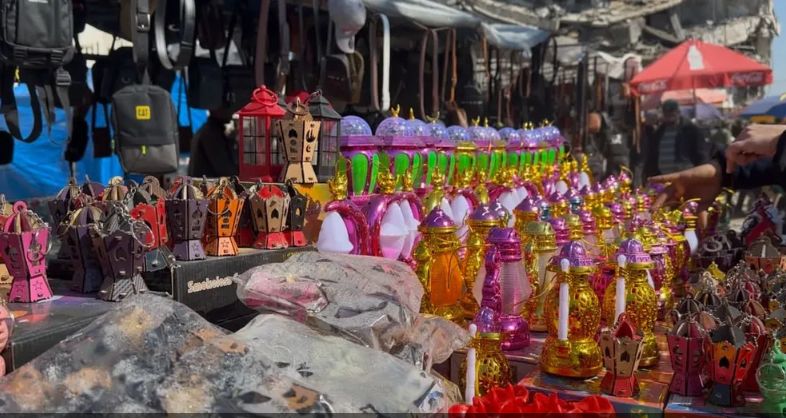 وسط الدمار ومآسى الحرب.. أهالى غزة يصرون على نشر الفرحة بشهر رمضان