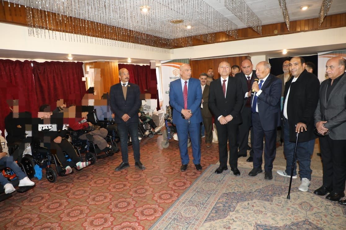 محافظ القاهرة يوزع 22 كرسى متحرك كهربائى على ذوى الهمم