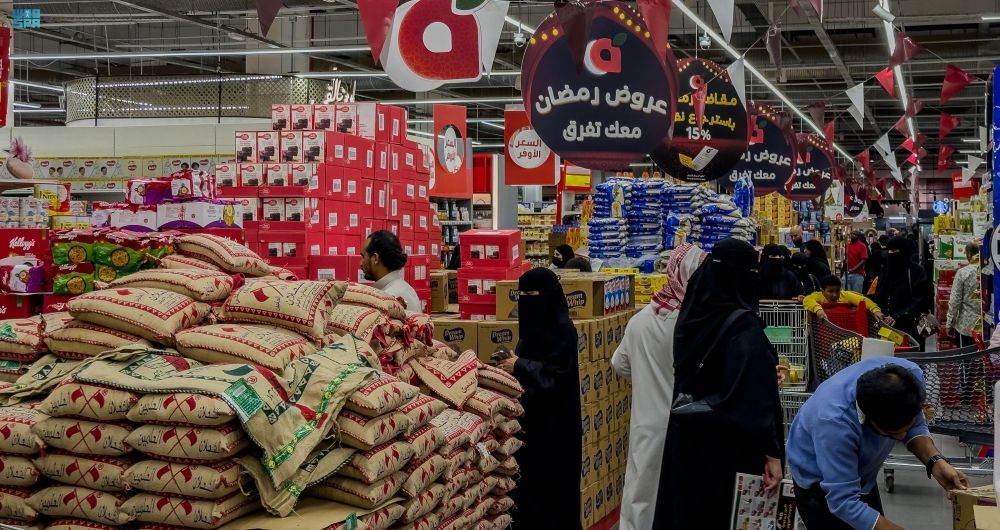 وسط أجواء روحانية.. وفرة في السلع بأسواق المدينة المنورة قبل رمضان