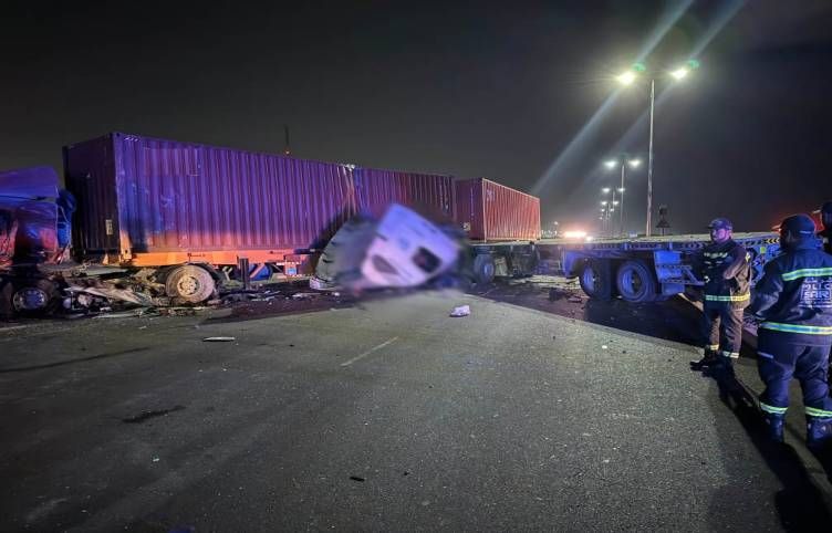 الامارات | شرطة دبي: وفاة سائق شاحنة اندلع حريق فيها ثم اصطدمت بأخرى