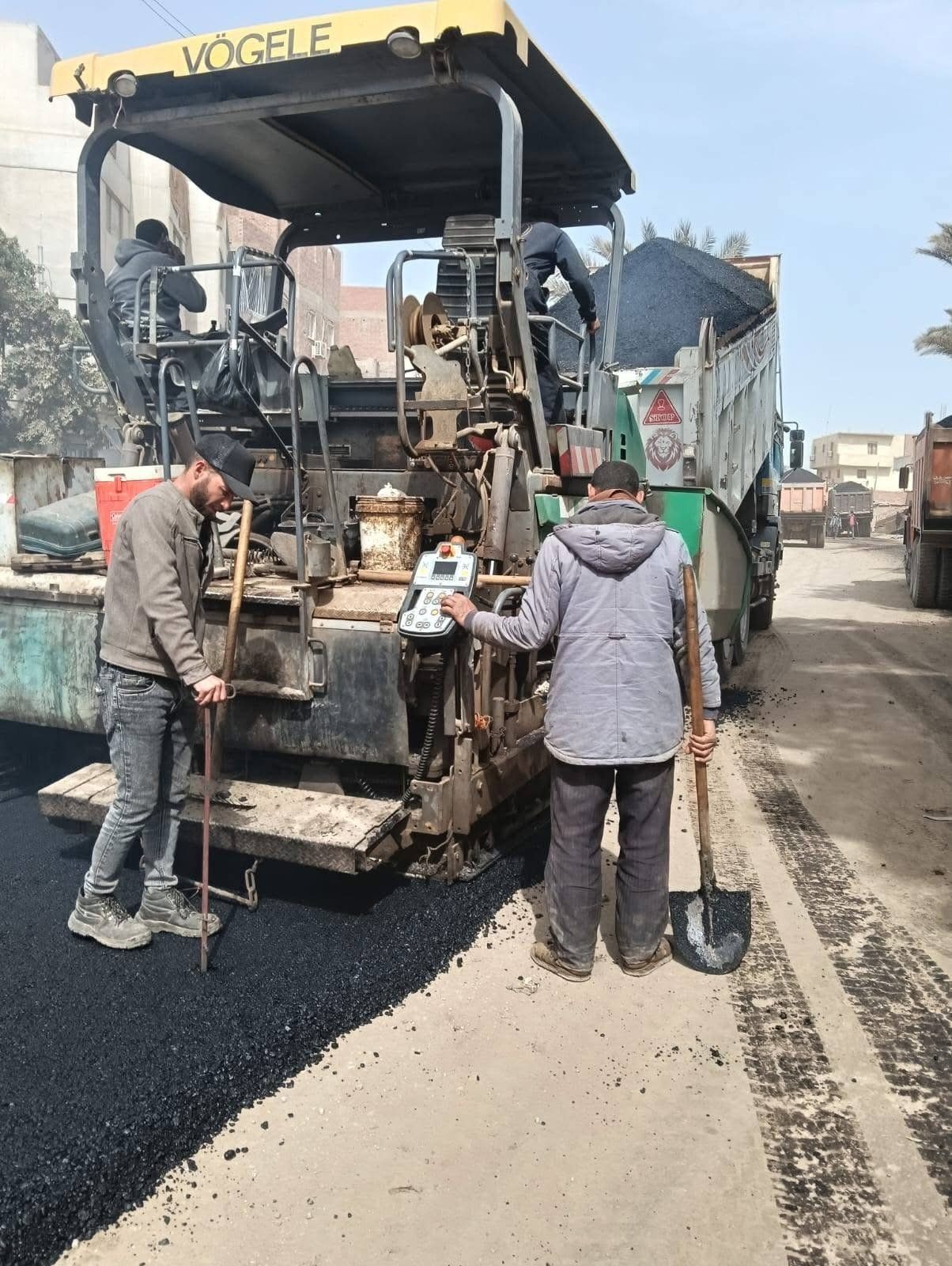 رصف وتطوير طريق مصر أسيوط نطاق قرى المرازيق والشوبك بالبدرشين.. صور