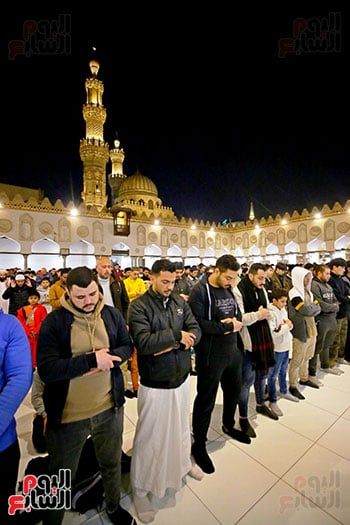 بروايات الدوري وشعبة.. آلاف المصلين يؤدون العشاء والتراويح بالأزهر..صور