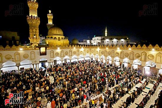 بروايات الدوري وشعبة.. آلاف المصلين يؤدون العشاء والتراويح بالأزهر..صور
