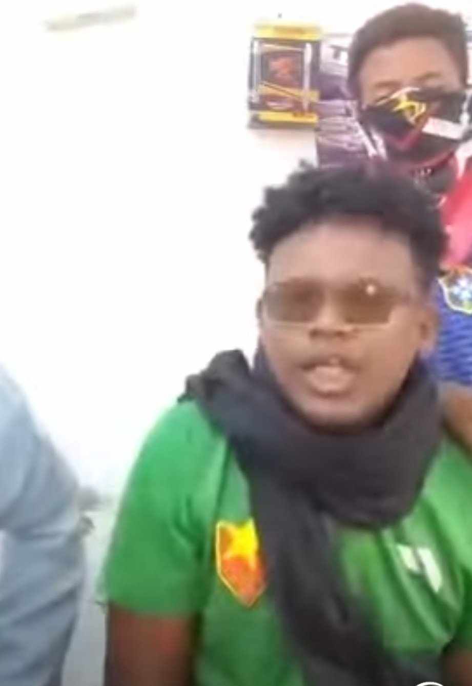 شاهد بالصورة والفيديو.. عقب الفوز على الهلال في الديربي.. مشجع مريخي يتصدر “الترند” بتقليده “جلحة” الدعم السريع بطريقة مضحكة