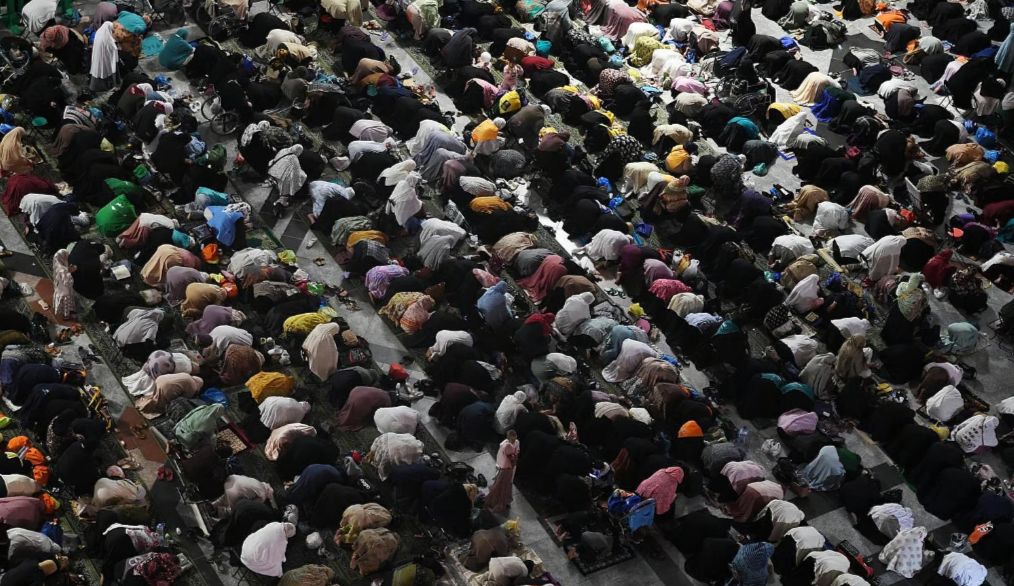 أجواء روحانية بالمسجد النبوى مع أولى ليالى التراويح فى رمضان (صور)