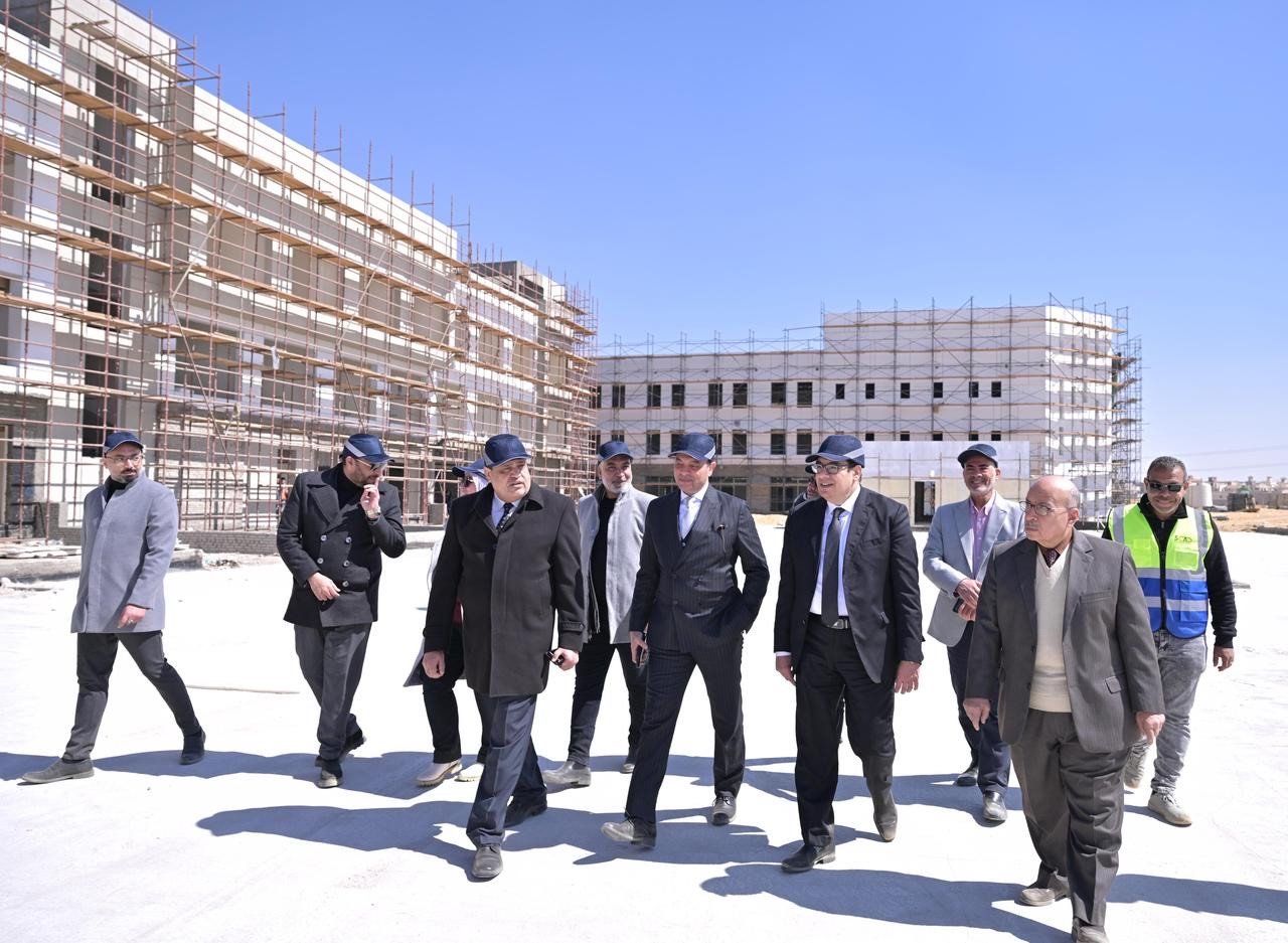 رئيس جامعة القاهرة يتفقد أعمال تنفيذ المجمع الطبى لعلاج الأطفال بـ6 أكتوبر