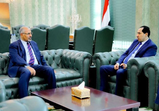 اللواء الزُبيدي يطّلع على سير العمل بوزارة الشباب والرياضة وجهودها لتطوير البنية التحتية