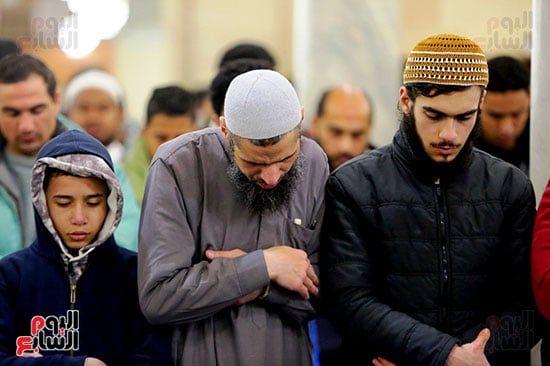 بروايات الدوري وشعبة.. آلاف المصلين يؤدون العشاء والتراويح بالأزهر..صور