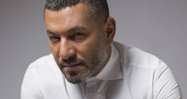 معجب ينثر الورود على زياد برجي.. رد فعله مفاجئ