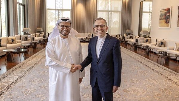 أنور قرقاش يلتقي نائب وزير الخارجية الإيراني للشؤون السياسية