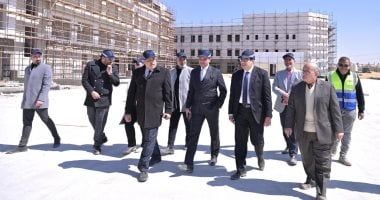 رئيس جامعة القاهرة يتفقد أعمال تنفيذ المجمع الطبى لعلاج الأطفال بـ6 أكتوبر