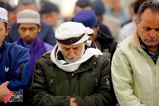 بروايات الدوري وشعبة.. آلاف المصلين يؤدون العشاء والتراويح بالأزهر..صور