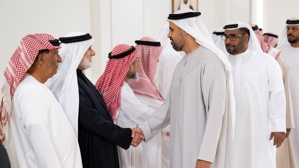 ذياب بن محمد بن زايد يُقدم واجب العزاء في وفاة أحمد محمد السويدي