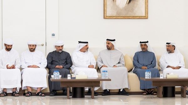 ذياب بن محمد بن زايد يُقدم واجب العزاء في وفاة أحمد محمد السويدي