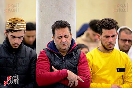 بروايات الدوري وشعبة.. آلاف المصلين يؤدون العشاء والتراويح بالأزهر..صور