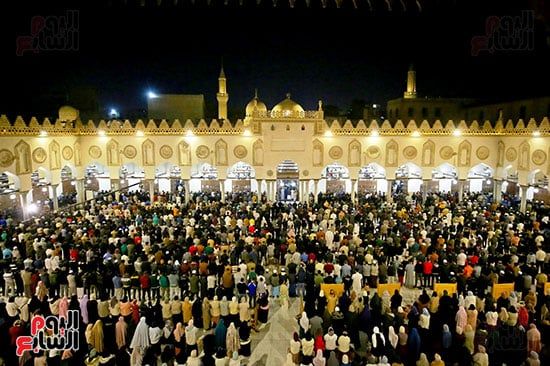 بروايات الدوري وشعبة.. آلاف المصلين يؤدون العشاء والتراويح بالأزهر..صور