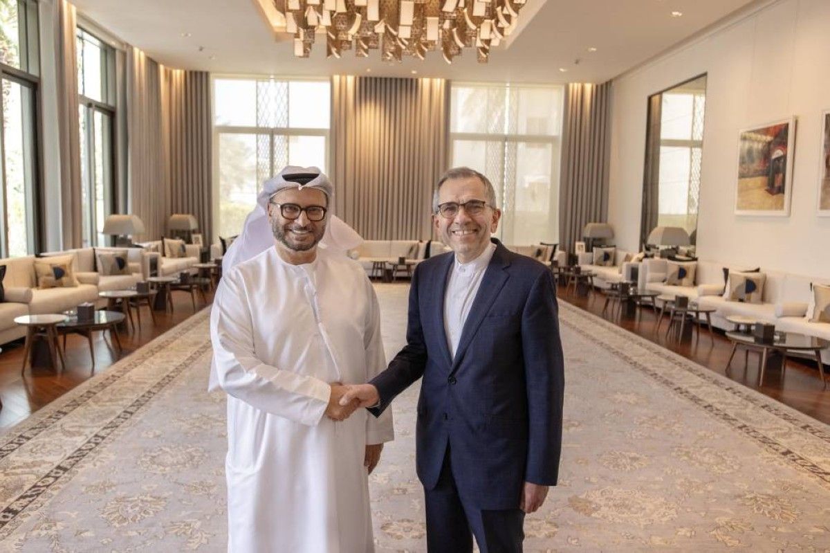 الخليج اليوم .. أنور قرقاش يلتقي نائب وزير الخارجية الإيراني للشؤون السياسية