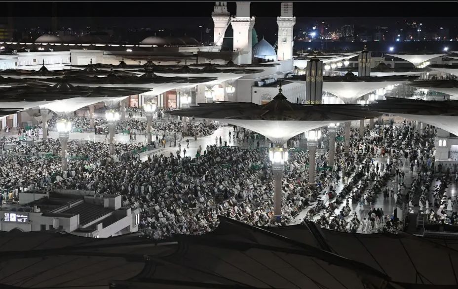 أجواء روحانية بالمسجد النبوى مع أولى ليالى التراويح فى رمضان (صور)