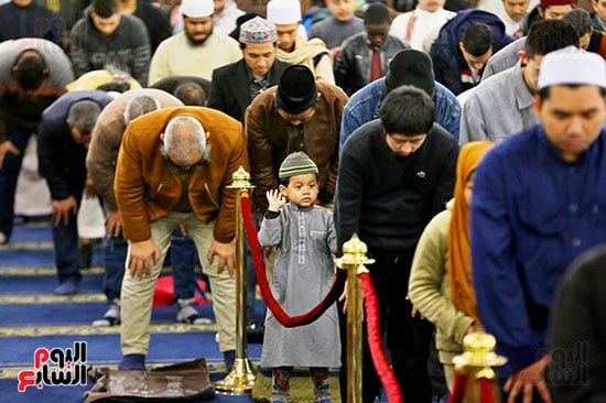 بروايات الدوري وشعبة.. آلاف المصلين يؤدون العشاء والتراويح بالأزهر..صور