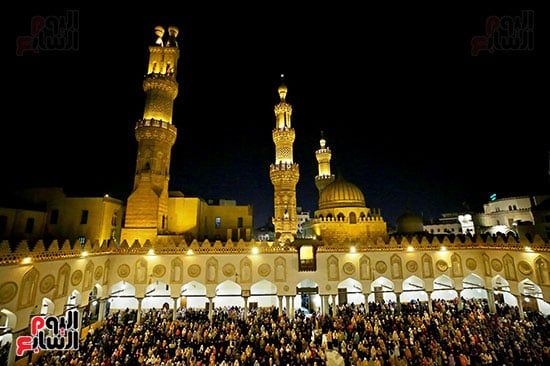 بروايات الدوري وشعبة.. آلاف المصلين يؤدون العشاء والتراويح بالأزهر..صور