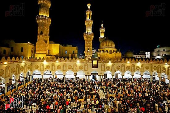 بروايات الدوري وشعبة.. آلاف المصلين يؤدون العشاء والتراويح بالأزهر..صور