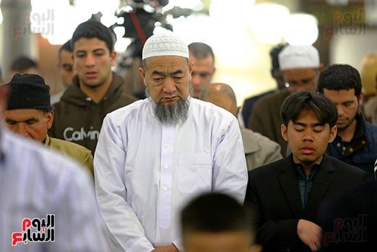 بروايات الدوري وشعبة.. آلاف المصلين يؤدون العشاء والتراويح بالأزهر..صور