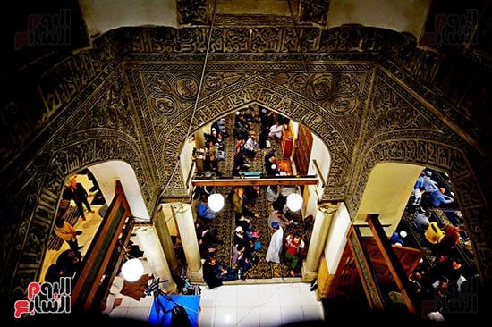 بروايات الدوري وشعبة.. آلاف المصلين يؤدون العشاء والتراويح بالأزهر..صور