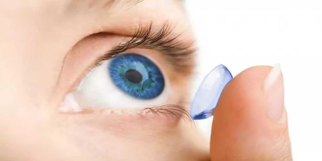 احذروا.. خطأ شائع في استخدام العدسات اللاصقة "يُفقد" امرأة بصرها