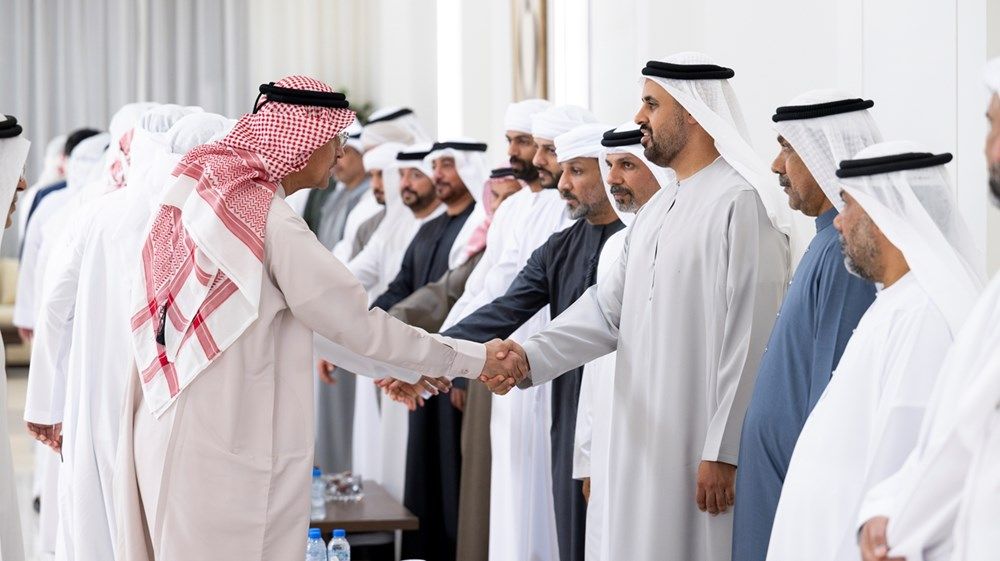 ذياب بن محمد بن زايد يُقدم واجب العزاء في وفاة أحمد محمد السويدي