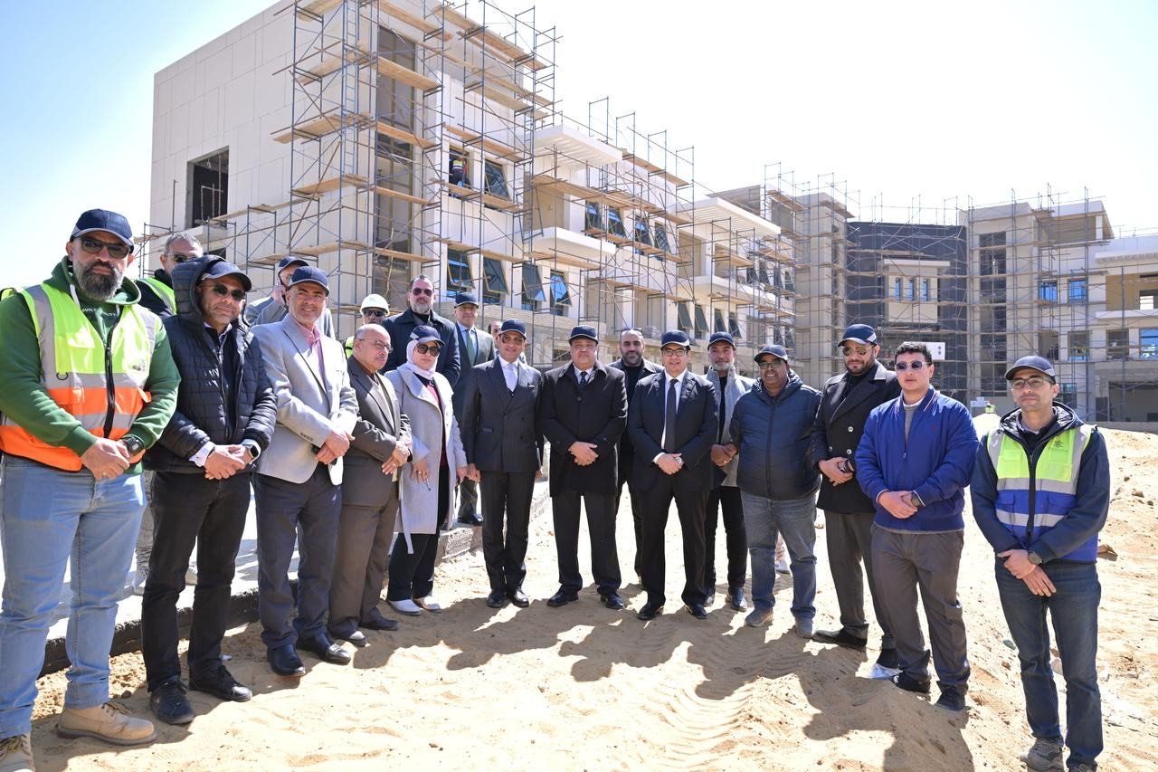 رئيس جامعة القاهرة يتفقد أعمال تنفيذ المجمع الطبى لعلاج الأطفال بـ6 أكتوبر