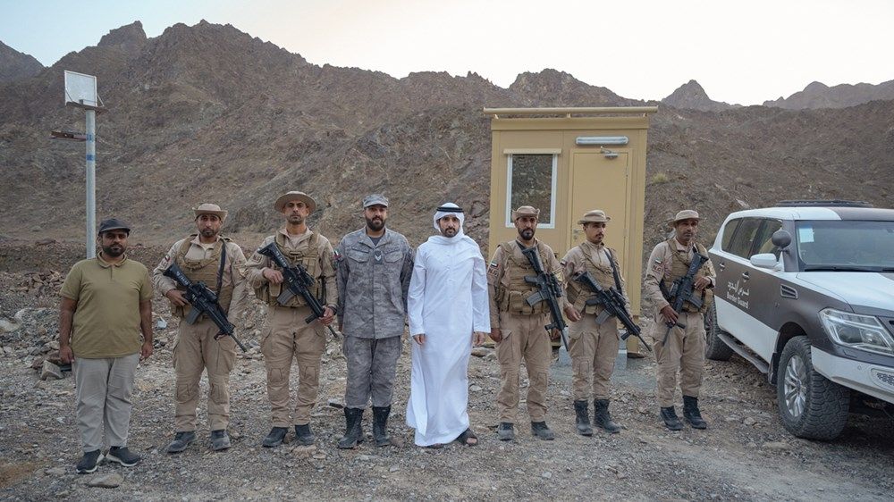 حمدان بن محمد يشارك فرق حرس الحدود بمنطقة حتا طعام الإفطار