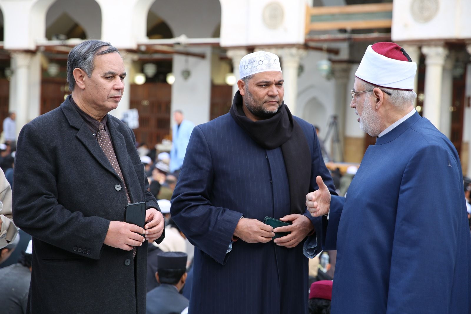 وكيل الأزهر يشارك الطلاب الوافدين إفطارهم فى الجامع الأزهر.. صور