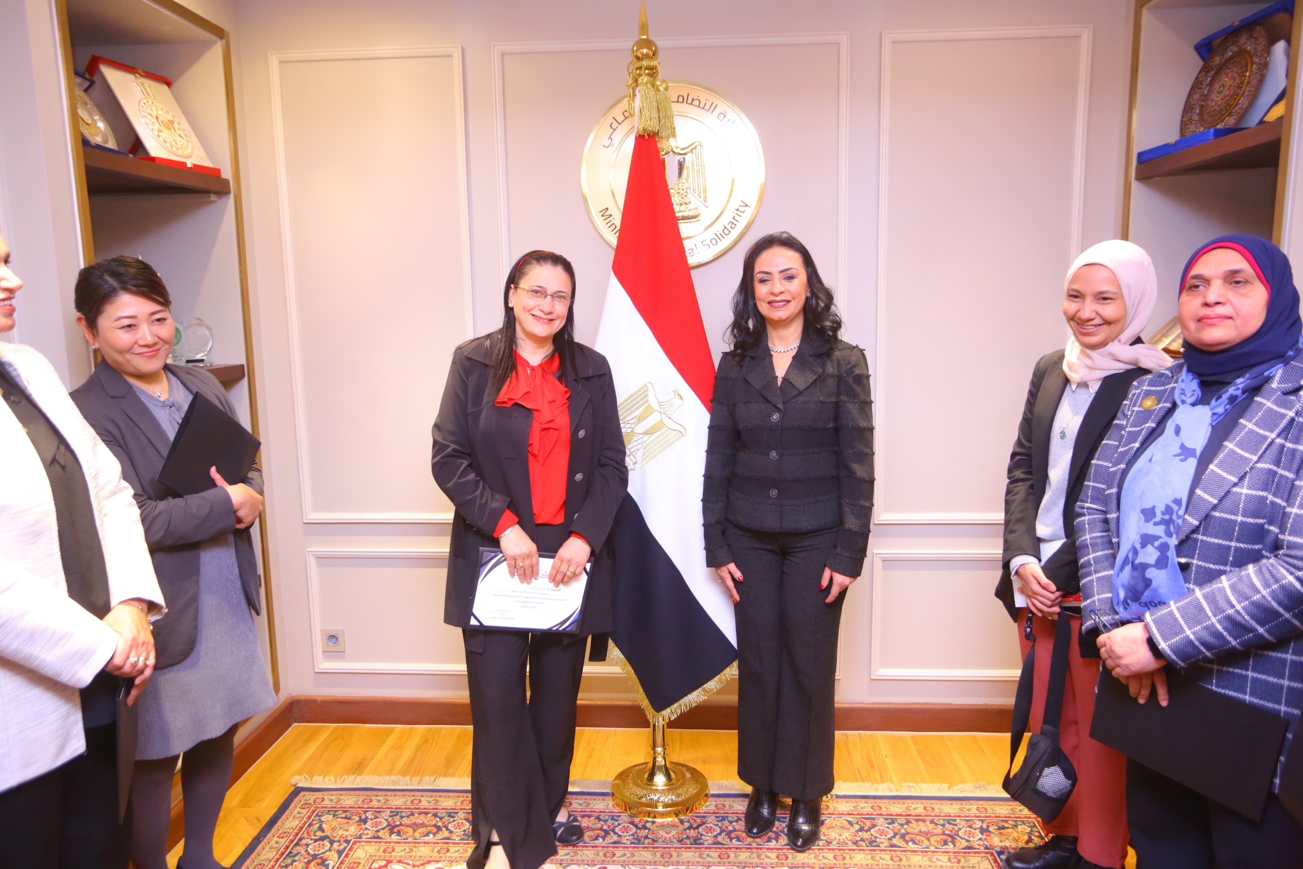 وزيرة التضامن تكرم فريق عمل مركز استقبال أبناء العاملين بديوان الوزارة بالعاصمة