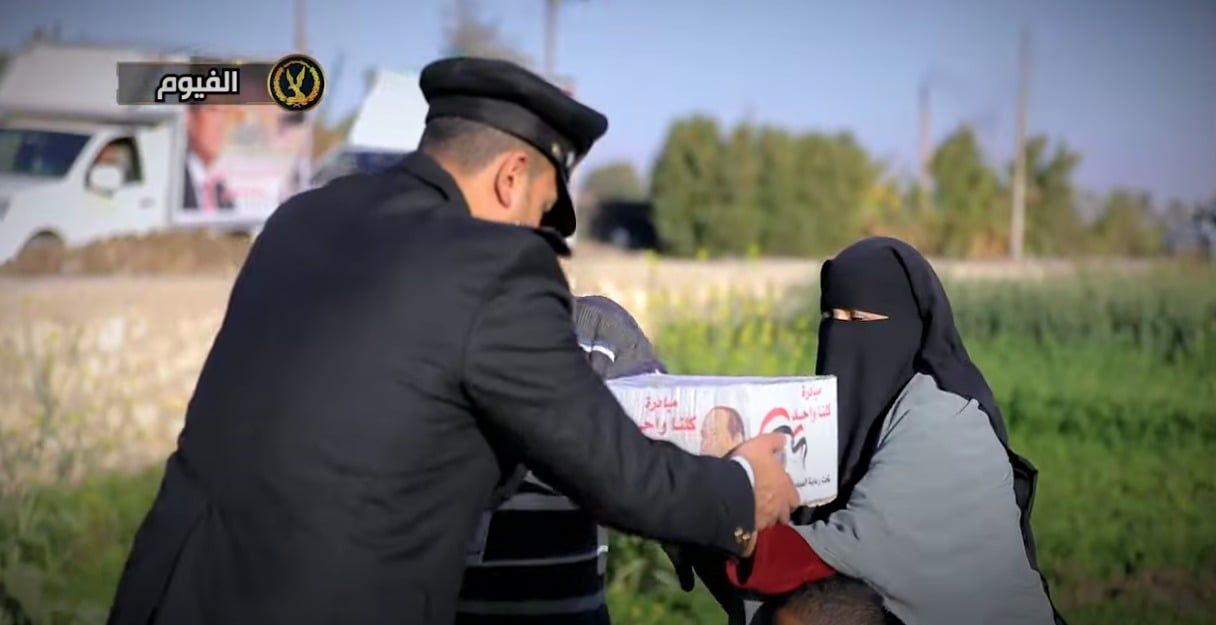 الداخلية توزع مساعدات على المواطنين فى شهر رمضان.. صور