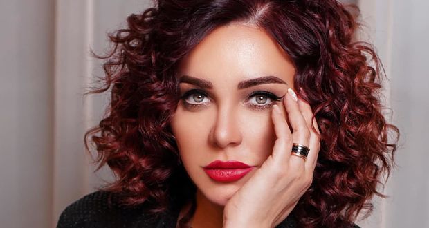 سلاف فواخرجي تردّ على منتقدي تصريحاتها عن الأسد!