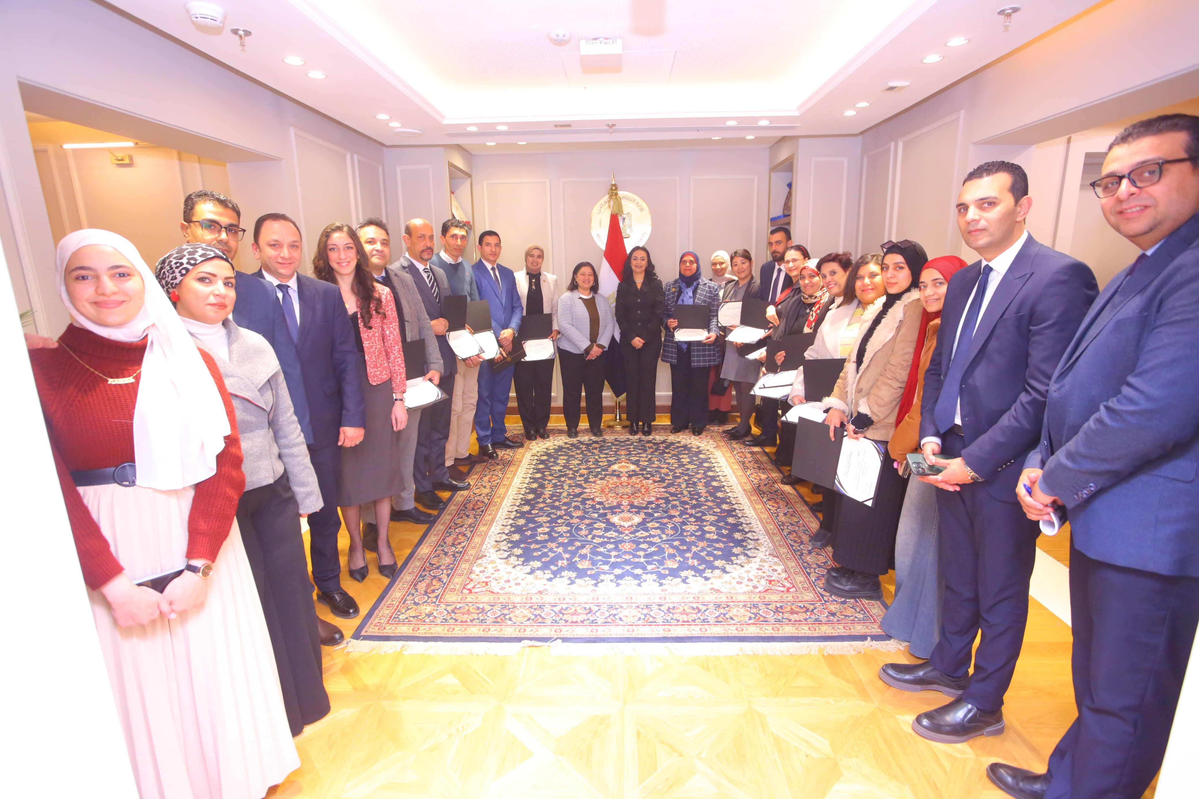 وزيرة التضامن تكرم فريق عمل مركز استقبال أبناء العاملين بديوان الوزارة بالعاصمة