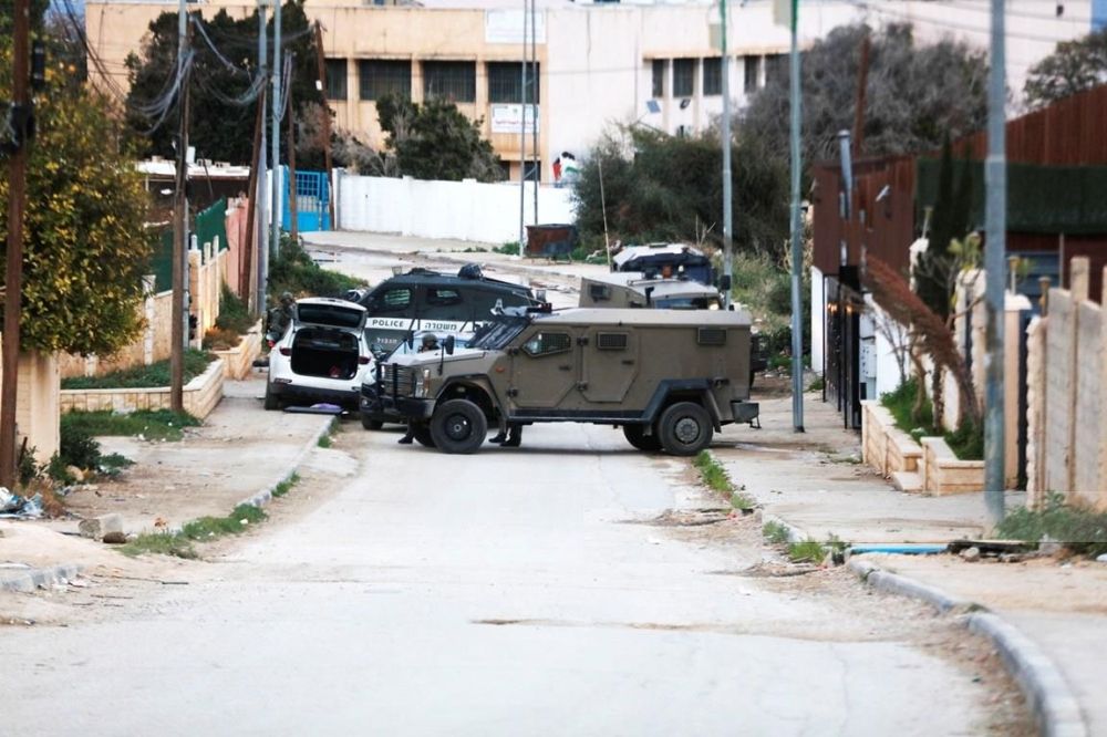 أثناء الصلاة.. الاحتلال ينصب حاجزًا عسكريًا قرب مسجد الريان بالخليل