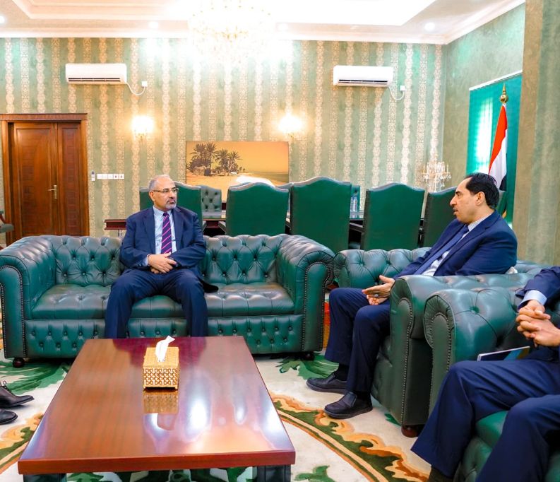 بشكل مفاجئ...الزبيدي يعيد رفع علم اليمن طواعية بعدن والعليمي يطالبه الاستعداد لـ"الكارثة"