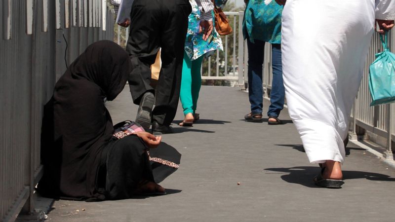 الامارات | متسولون يستجدون محسنين بأساليب خادعة في رمضان